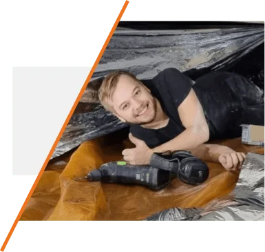Stark monteur aan het werk in een geïsoleerde kruipruimte